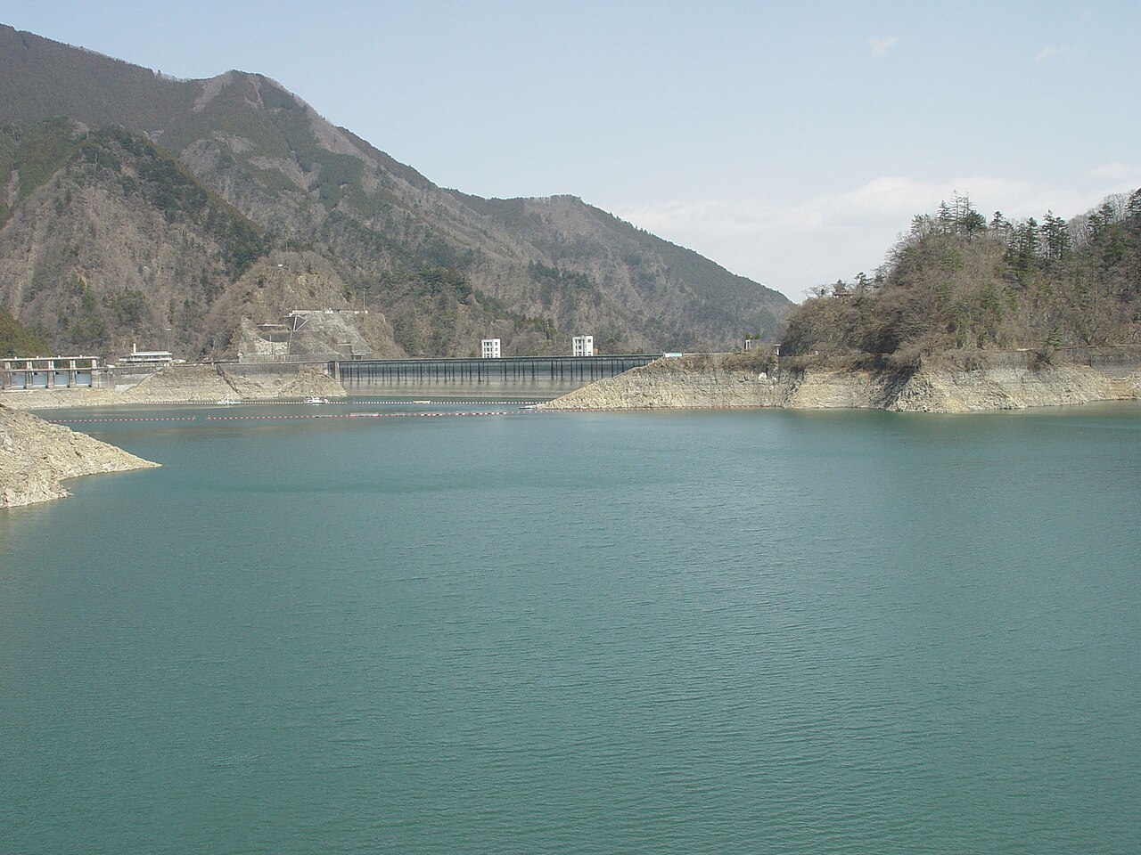 山に囲まれた奥多摩湖