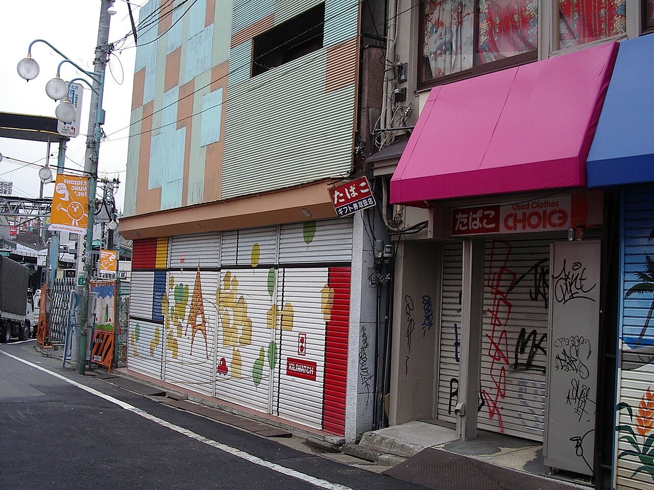 下北沢の店舗が並ぶ通り